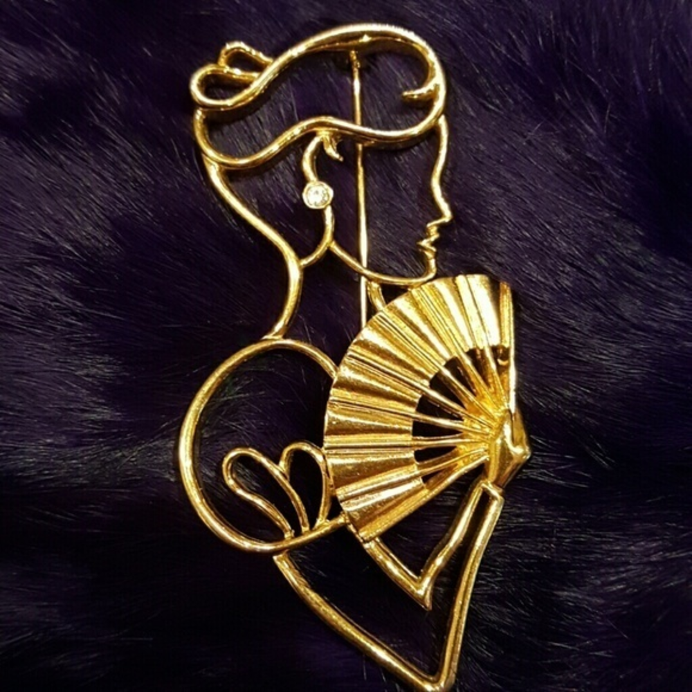 WOMAN WITH‎ A "DIAMOND" EARRING FAN BROOCH